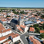 Photo aérienne du bourg de longeville sur mer