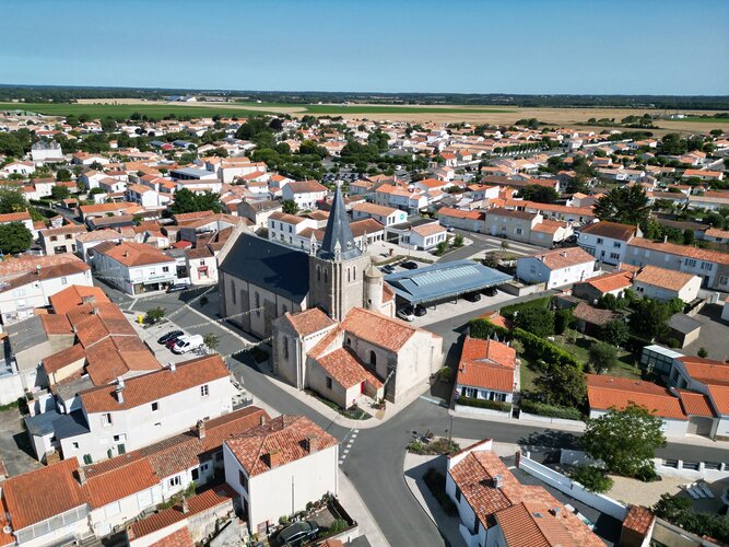 Photo aérienne du bourg de longeville sur mer