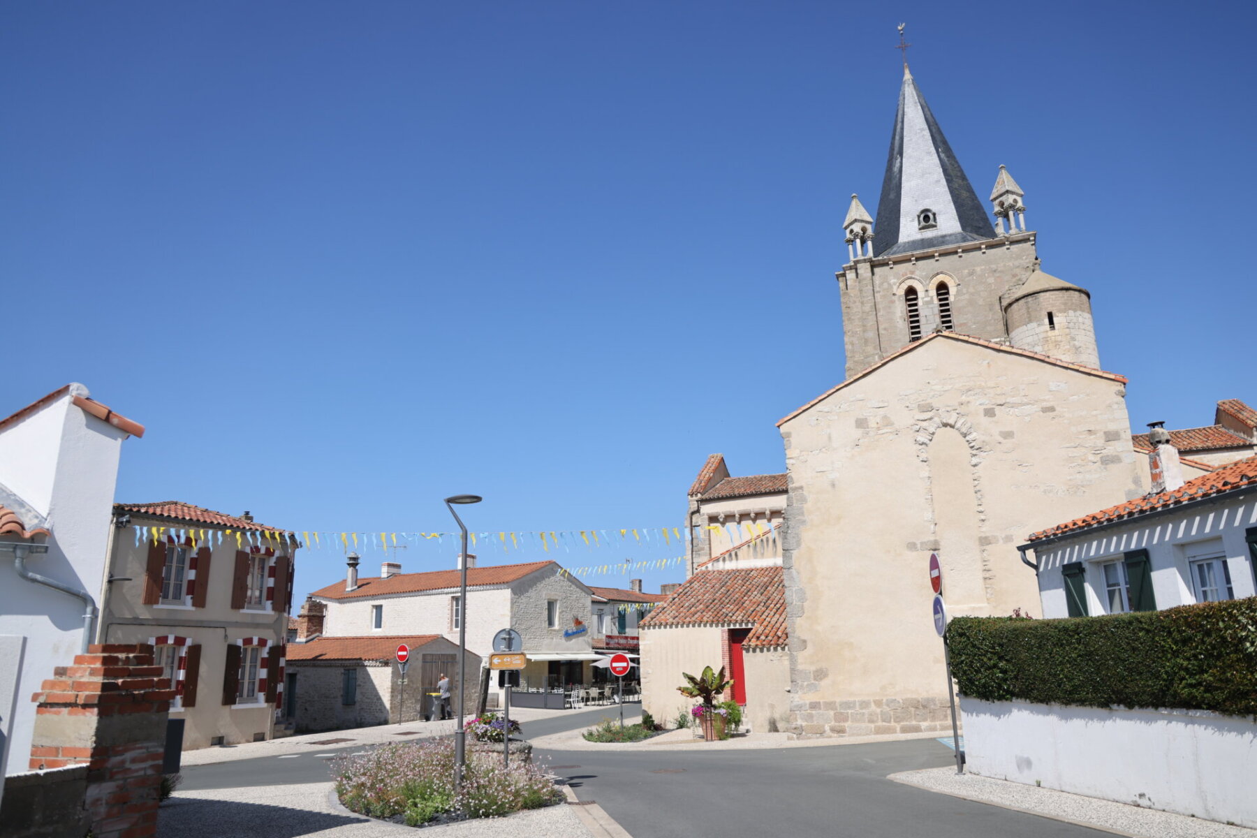 Le bourg de longeville sur mer