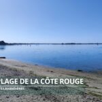 La plage de la côte rouge à Port-Louis