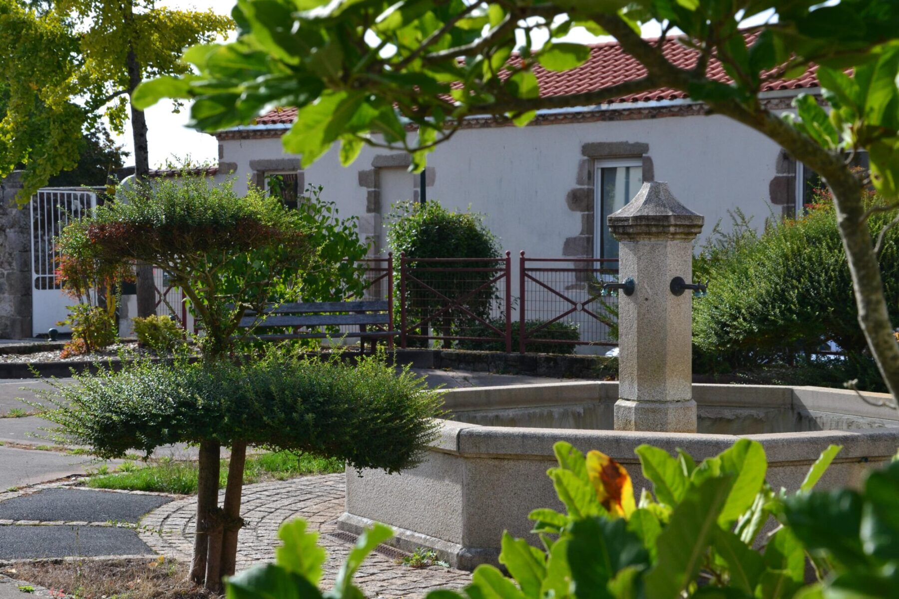 LE LONGERON PLACE DU BOURG